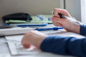 勉強する中学生