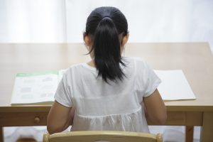 勉強する女の子